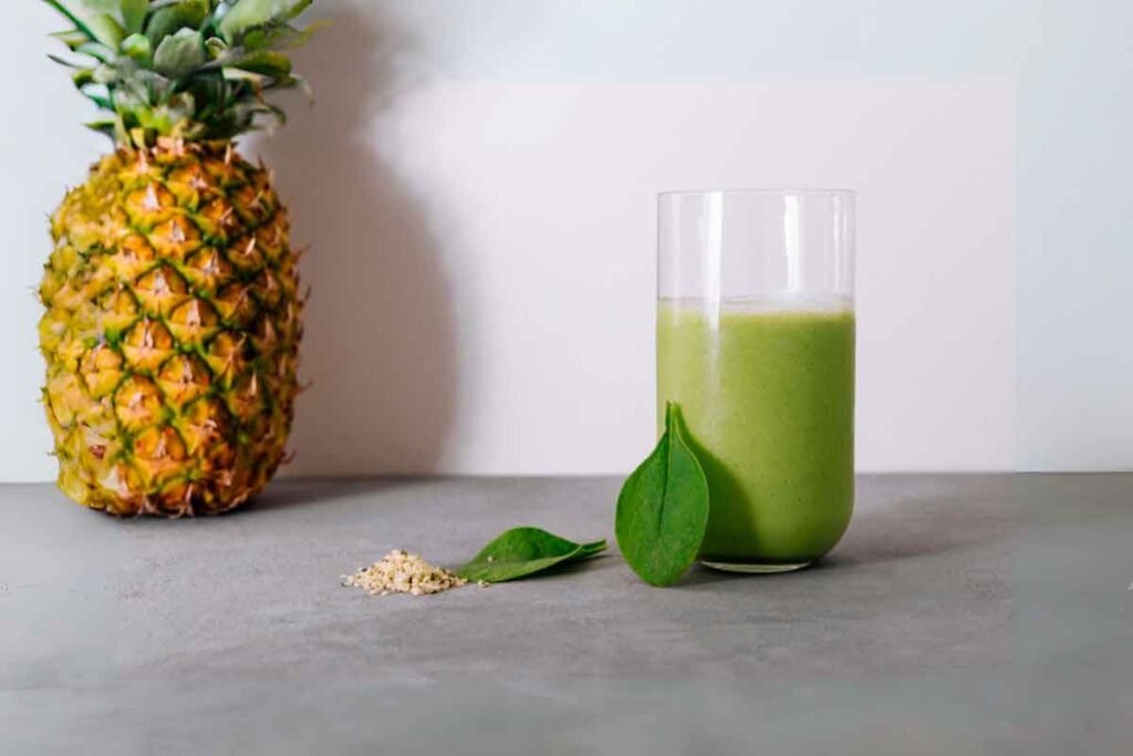 Suco verde detox com espinafre e abacaxi